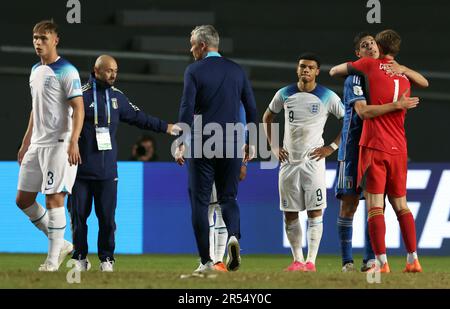 La Plata, Argentinien, am 31. Mai 2023. Italiens Torwart Sebastiano Desplanches (R) und Mittelfeldspieler Matteo Prati (2.-R) feiern, während Englands Stürmer Dane Scarlett (3.-R) und Verteidiger Callum Doyle (L) im Niedergang sind, nachdem sie England im Jahr 2-1 während der Fußball-Weltmeisterschaft Sub-20 in Argentinien besiegt und eliminiert haben. Runde 2023 mit 16 Fußballspielen zwischen England und Italien im Diego Armando Maradona Stadion in La Plata, Argentinien, am 31. Mai 2023. Italien hat gewonnen und sich für die Viertelfinalrunde qualifiziert. Stockfoto