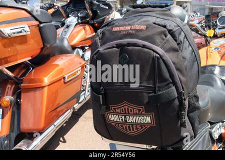 Bordeaux , Aquitaine France - 10 09 2022 : harley-davidson Markenlogo und Textschild auf dem Motorrad-Rucksack Satteltasche amerikanische Legende seit 1903 Moto Stockfoto