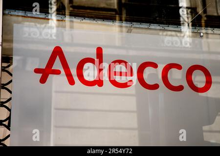 Bordeaux , Aquitaine France - 05 29 2023 : Adecco-Zeichen-Marke und Textlogo auf der Fassade der berühmten französischen Zeitarbeitsagentur Stockfoto