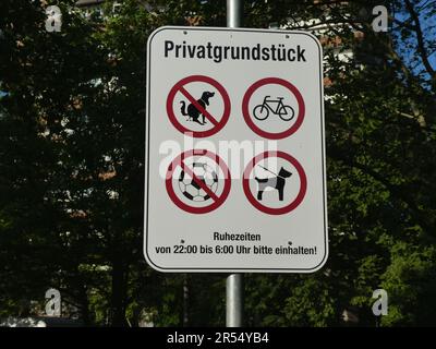 Köln, Deutschland. 27. Mai 2023. Verbotsschild - PRIVATGRUNDSTÜCK unten sind vier Verbotsschilder: Ball spielen, Leinenhunde, Radfahren, Verboten und Hinweis auf Ruhezeiten. Kredit: Horst Galuschka/dpa/Horst Galuschka dpa/Alamy Live News Stockfoto