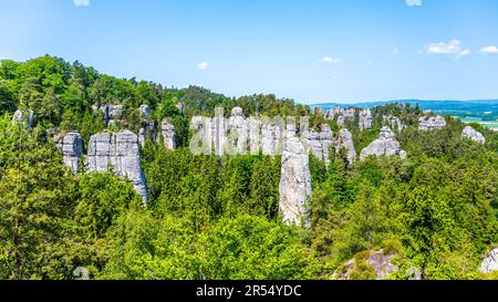 Panoramablick auf eine Sandsteinstadt im Bohemian Paradise, Tschechisch: Cesky raj. Blick auf Band, Tschechisch: Kapela, Felsformation am sonnigen Sommertag. Tschechische Republik Stockfoto