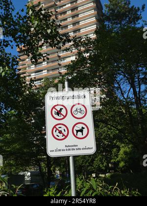 Köln, Deutschland. 27. Mai 2023. Verbotsschild - PRIVATGRUNDSTÜCK unten sind vier Verbotsschilder: Ball spielen, Leinenhunde, Radfahren, Verboten und Hinweis auf Ruhezeiten. Kredit: Horst Galuschka/dpa/Horst Galuschka dpa/Alamy Live News Stockfoto