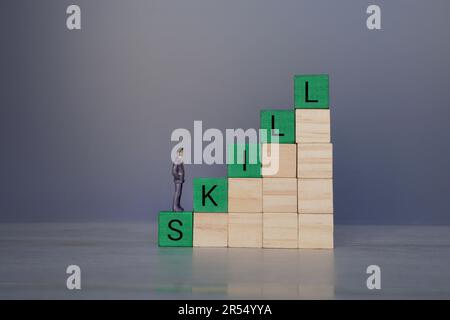 Menschliche Figur und TEXTWISSEN. Weiterqualifizierung, Umschulung, Lernen und persönliches Entwicklungskonzept Stockfoto