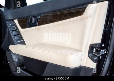 Kfz-Türverkleidungen mit beigefarbenem Lederinnenraum. Moderne Autotür Stockfoto