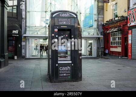 Ehemalige Telefonzelle, jetzt Geldautomat in Liverpool Stockfoto