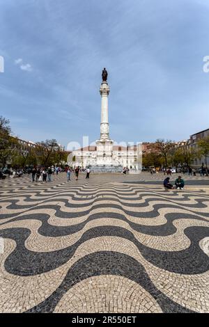 Lissabon, Portugal - 04 03 2023: Der König Pedro IV Platz (Rossio) in Lissabon an einem Sommertag in Lissabon, Portugal Stockfoto