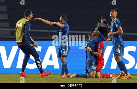 La Plata, Argentinien, am 31. Mai 2023. (L bis R) Italiens unbekannte Assistentin, Verteidiger Mattia Zanotti, Verteidiger Alessandro Fontanarosa, Torhüter Sebastiano Desplanches und Verteidiger Gabriele Guarino feiern, nachdem sie England 2-1 bei der Fußball-Weltmeisterschaft Sub-20 in Argentinien besiegt und eliminiert haben. Runde 2023 mit 16 Fußballspielen zwischen England und Italien im Diego Armando Maradona Stadion in La Plata, Argentinien, am 31. Mai 2023. Italien hat gewonnen und sich für die Viertelfinalrunde qualifiziert. Stockfoto