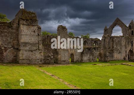 Abbey Ruinen mit Sturmwolken im Hintergrund. Britisches religiöses Geschichtskonzept. Stockfoto