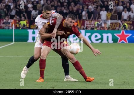 Budapest, Ungarn. 31. Mai 2023. Erik Lamela (L) des FC Sevilla tritt WÄHREND des Finales der UEFA Europa League 2023 im Stadion der Puskas Arena in Budapest, Ungarn, am 31. Mai 2023 mit BRYAN Cristante VON AS Roma an. Kredit: Attila Volgyi/Xinhua/Alamy Live News Stockfoto