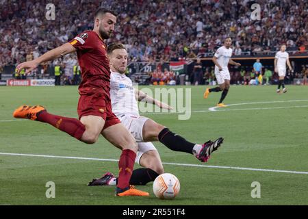Budapest, Ungarn. 31. Mai 2023. WÄHREND Roms Bryan Cristante (L) am 31. Mai 2023 im Stadion der Puskas Arena in Budapest, Ungarn, beim Finale der UEFA Europa League 2023 mit Ivan Rakitic des FC Sevilla spielt. Kredit: Attila Volgyi/Xinhua/Alamy Live News Stockfoto