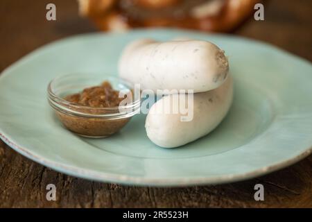 Ein Paar Bayerische Weiße Würstchen Mit Senf Stockfoto