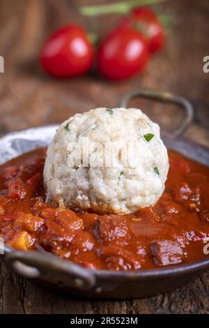 Ungarischer Gulasch Mit Knödeln Auf Holz Stockfoto