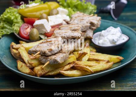 Griechische Souflaki Mit Pommes Frites Stockfoto