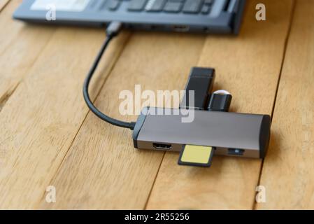 Der Typ-C-HUB 8 in 1 für den Anschluss beliebiger Geräte Stockfoto