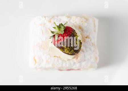 Erdbeerkuchen mit Tee daneben auf einem Steintisch Stockfoto