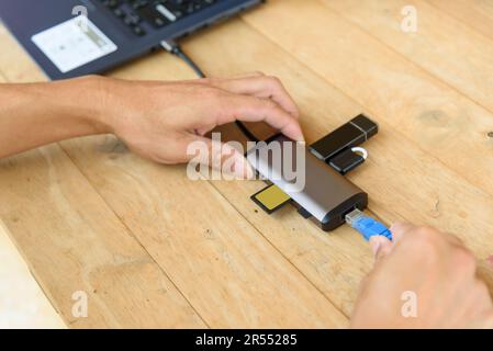 Der Typ-C-HUB 8 in 1 für den Anschluss beliebiger Geräte Stockfoto