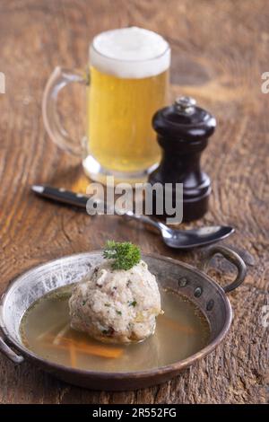 Österreichische Suppe In Kupfertopf Stockfoto