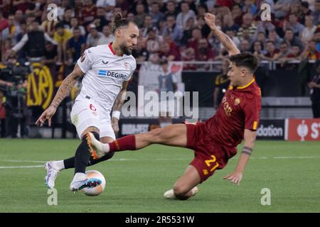 Budapest, Ungarn. 31. Mai 2023. Nemanja Gudelj (L) des FC Sevilla tritt am 31. Mai 2023 im Stadion der Puskas Arena in Budapest, Ungarn, während des Finales der UEFA Europa League 2023 zwischen AS Roma und dem FC Sevilla mit PAULO Dybala VON AS Roma an. Kredit: Attila Volgyi/Xinhua/Alamy Live News Stockfoto