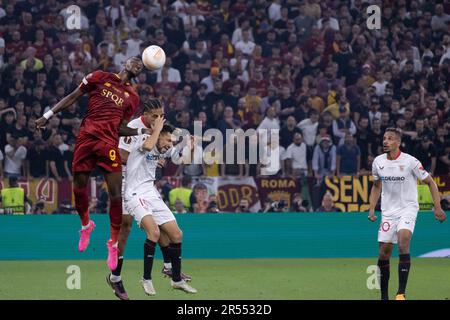 Budapest, Ungarn. 31. Mai 2023. TAMMY Abraham (L) von Rom leitet den Ball während des Finales der UEFA Europa League 2023 zwischen AS Roma und dem FC Sevilla im Stadion der Puskas Arena in Budapest, Ungarn, am 31. Mai 2023. Kredit: Attila Volgyi/Xinhua/Alamy Live News Stockfoto