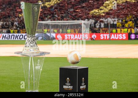 Budapest, Ungarn. 31. Mai 2023. Die Trophäe und der offizielle Ball werden vor dem Finale der UEFA Europa League 2023 zwischen AS Roma und dem FC Sevilla im Stadion Puskas Arena in Budapest, Ungarn, am 31. Mai 2023 gesehen. Kredit: Attila Volgyi/Xinhua/Alamy Live News Stockfoto