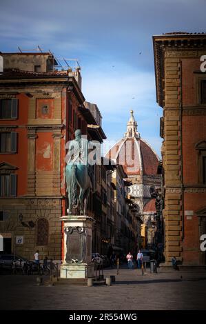 Reitskulptur des Herzog Ferdinand de' Medici auf der Piazza Santissima Annunziata in Florenz. Kuppel der Kathedrale Santa Maria del Fiore im B Stockfoto