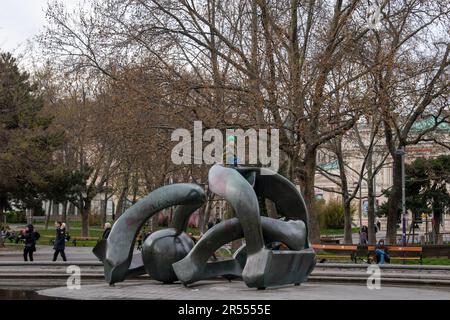 wien, österreich. 9. April 2023 Kinder, die auf der Skulptur spielen. Hill Arches 1973 von henry moore Stockfoto