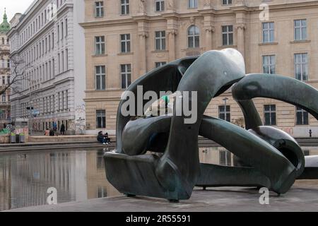 wien, österreich. 9. April 2023 Kinder, die auf der Skulptur spielen. Hill Arches 1973 von henry moore Stockfoto