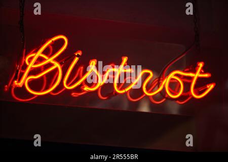 Bistrot Neonlicht bei Nacht. Traditionelles französisches Restaurant. Frankreich Stockfoto