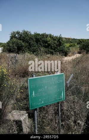 Shtula, Israel. 31. Mai 2023. An der nördlichen Grenze Israels zum Libanon, einer 7 Meter hohen Betonwand, wird derzeit eine physische Barriere gebaut, auf der technische und waffenfähige Gegenmaßnahmen installiert werden sollen, um eine Infiltration zu verhindern. Lücken in der Wand werden mit einer provisorischen Barriere geschlossen. Da die Spannungen mit dem Iran und seinem libanesischen Stellvertreter der Hisbollah eskalieren, deuten israelische Militäranalytiker an, dass ein Ereignis der totalen Kriegsführung bevorsteht. Kredit: Nir Alon/Alamy Live News Stockfoto