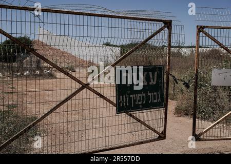 Shtula, Israel. 31. Mai 2023. An der nördlichen Grenze Israels zum Libanon, einer 7 Meter hohen Betonwand, wird derzeit eine physische Barriere gebaut, auf der technische und waffenfähige Gegenmaßnahmen installiert werden sollen, um eine Infiltration zu verhindern. Lücken in der Wand werden mit einer provisorischen Barriere geschlossen. Da die Spannungen mit dem Iran und seinem libanesischen Stellvertreter der Hisbollah eskalieren, deuten israelische Militäranalytiker an, dass ein Ereignis der totalen Kriegsführung bevorsteht. Kredit: Nir Alon/Alamy Live News Stockfoto