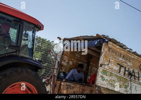 Shtula, Israel. 31. Mai 2023. Thailändische Landarbeiter werden in der Nähe von Shtula mit Zugmaschine und Anhänger transportiert. Da die Spannungen mit dem Iran und seinem libanesischen Stellvertreter der Hisbollah eskalieren, deuten israelische Militäranalytiker an, dass ein Ereignis der totalen Kriegsführung bevorsteht. Kredit: Nir Alon/Alamy Live News Stockfoto