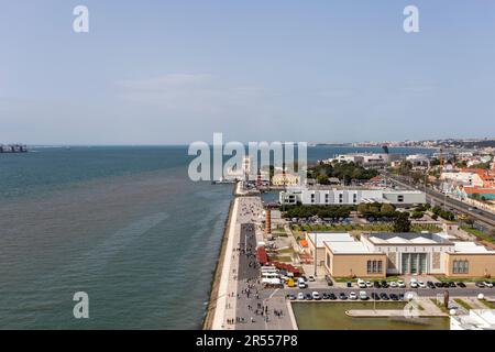 Lissabon, Portugal - 04 03 2023 Uhr: Blick auf den Belém-Turm vom Denkmal der Entdeckungen an einem Sommertag in Lissabon. Stockfoto