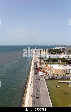 Lissabon, Portugal - 04 03 2023 Uhr: Blick auf den Belém-Turm vom Denkmal der Entdeckungen an einem Sommertag in Lissabon. Stockfoto