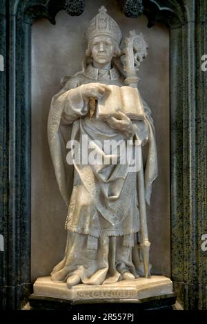 Holy trinity Church und St. Gregory Statue, Stratford upon Avon, England, Großbritannien Stockfoto