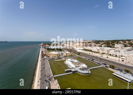 Lissabon, Portugal - 04 03 2023: Blick auf Lissabon vom Denkmal der Entdeckungen an einem Sommertag. Stockfoto