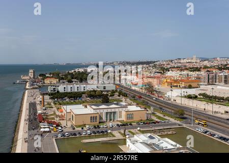 Lissabon, Portugal - 04 03 2023: Blick auf Lissabon vom Denkmal der Entdeckungen an einem Sommertag. Stockfoto