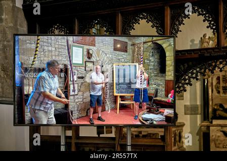 Glockenläuten werden auf dem Fernsehbildschirm in der Kirche der Heiligen dreifaltigkeit, Stratford-upon-Avon, England, gezeigt Stockfoto