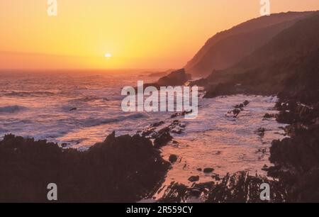 Sonnenuntergang am Beginn des beliebten Otter Trails im Tsitsikamma-Nationalpark in Südafrika. Stockfoto