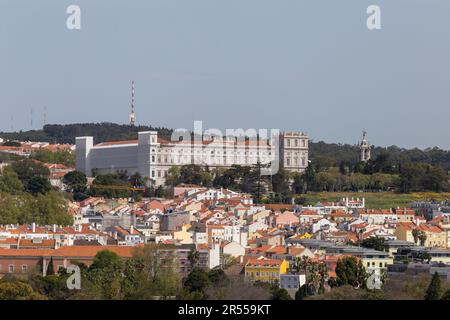 Lissabon, Portugal - 04 03 2023: Blick auf den Palast von Ajuda in Lissabon vom Denkmal der Entdeckungen an einem Sommertag. Stockfoto