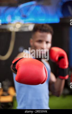 Selektiver Fokus auf den Handschuh des starken schwarzen Boxers, bereit für einen kräftigen Punch im Ring Stockfoto