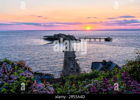 Weston-super-Mare Sonnenuntergang mit Sonnenuntergang am Birnbeck alten Pier Somerset England Stockfoto