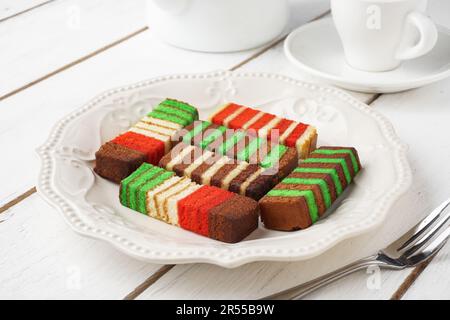 Malaysisches Gericht Kek Lapis Sarawak oder Sarawak mehrlagiger Kuchen mit wunderschönen verschiedenen Farben. Ein ähnlicher Kuchen in Indonesien ist auch als Kek Lapis Legit o bekannt Stockfoto