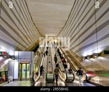 Elizabeth Linie eine neue U-Bahnlinie nach London, moderne Aufzüge und Rolltreppen mit Pendlern Stockfoto