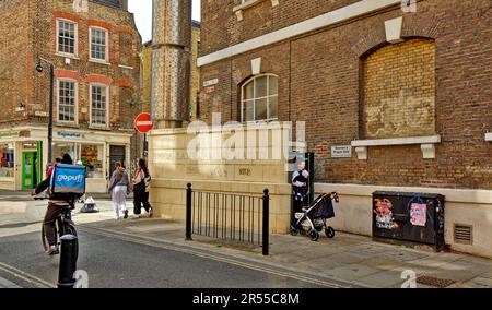 London Brick Lane Tower Hamlets Geschäfte Cafés Restaurants The Brick Lane Jamme Masjid oder Moschee Stockfoto