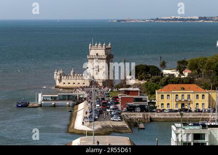 Lissabon, Portugal - 04 03 2023 Uhr: Blick auf den Belém-Turm vom Denkmal der Entdeckungen an einem Sommertag in Lissabon. Stockfoto