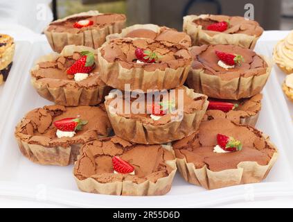 Brownies, eine gebackene Delikatesse mit frischen Erdbeeren, die in einer Bäckerei auf einem Bauernmarkt in Prag übereinander gestapelt wurden. Stockfoto