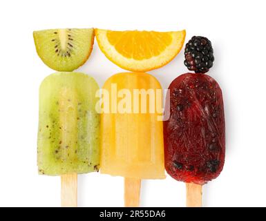 Köstliches Eis am Stiel und frisches Obst auf weißem Hintergrund, Draufsicht Stockfoto