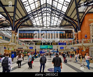 London Liverpool Street Station mit Personen und Ankunfts- und Abfluginformationstafeln Stockfoto