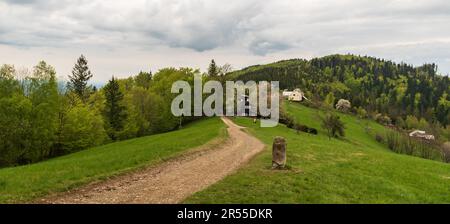 Filipka mit dem Loucka-Hügel im Hintergrund im Frühling im Slezske Beskydy-Gebirge in der tschechischen republik Stockfoto