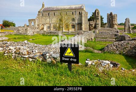 Ein Sicherheitshinweis in den Ruinen und der Priory Church of St Mary und dem Heiligen Kreuz in Binham, Norfolk, England, Großbritannien. Stockfoto